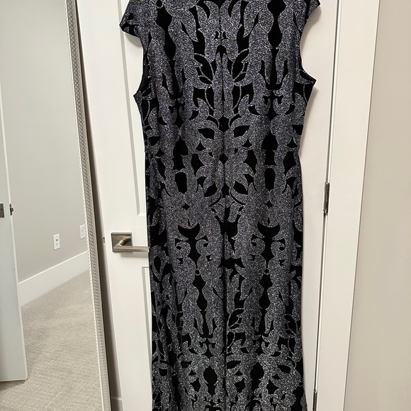 Stunning a full length evening gown. Black with silver printed design. - Picture 4 of 4